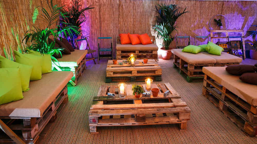 50 Wood Pallet Furniture Ideas to Build on a Budget