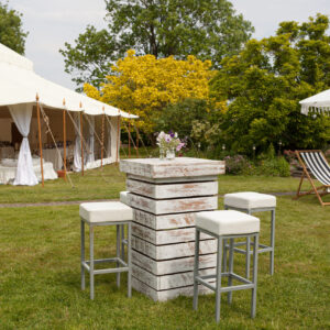 Whitewashed Pallet Poseur Table